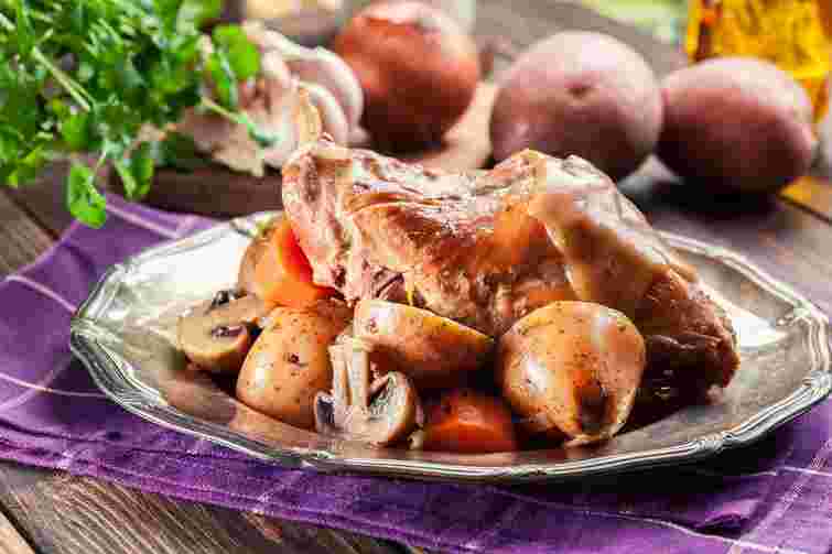 Запечений кролик з овочами. Рецепт дня 