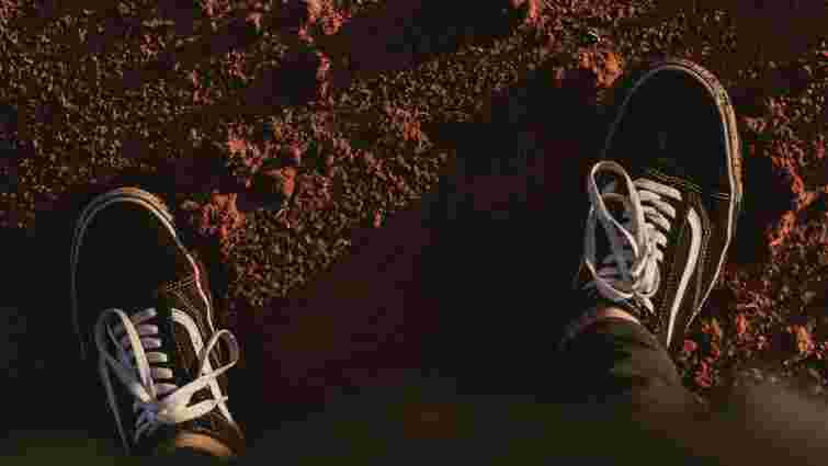 Використайте ці дешеві засоби: як позбутися неприємного запаху з взуття