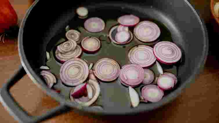 Все дуже просто: як врятувати цибулю, яка починає чорніти при обсмажуванні 