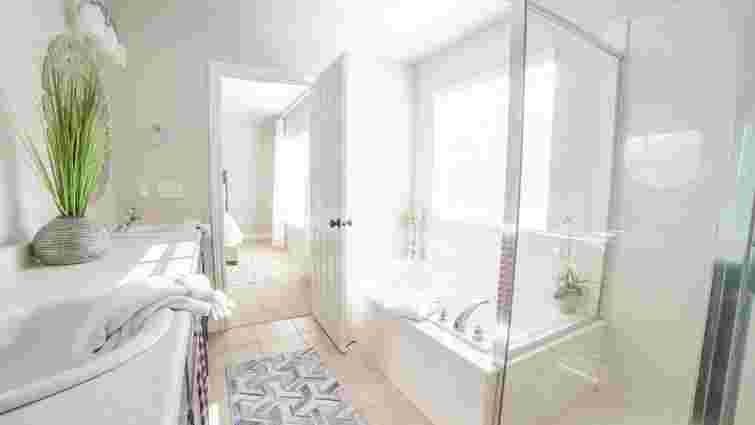 Не нудна, а елегантна та жива: як стильно оформити білу ванну кімнату