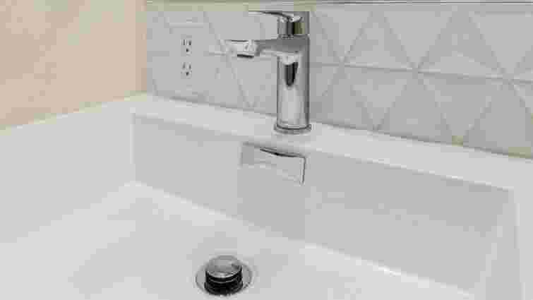 Треба лише два інгредієнти: як позбутися засмічення у раковині, якщо нема спецзасобу