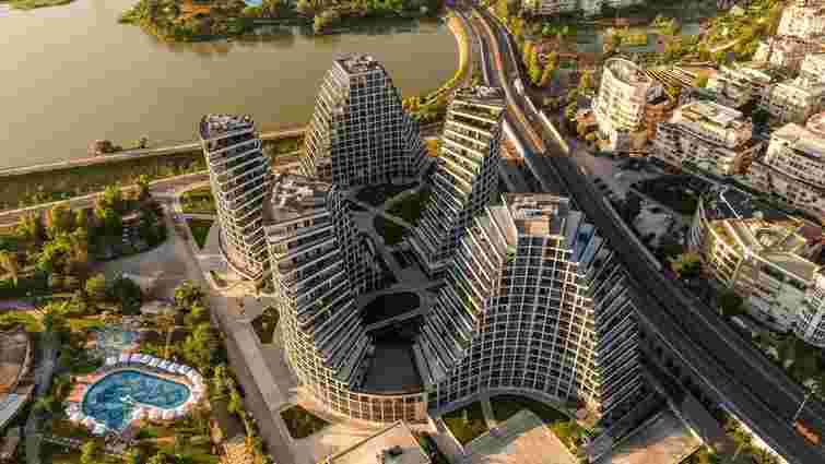 Хвилясті будинки біля озера: як виглядає незвичайний житловий комплекс в Албанії