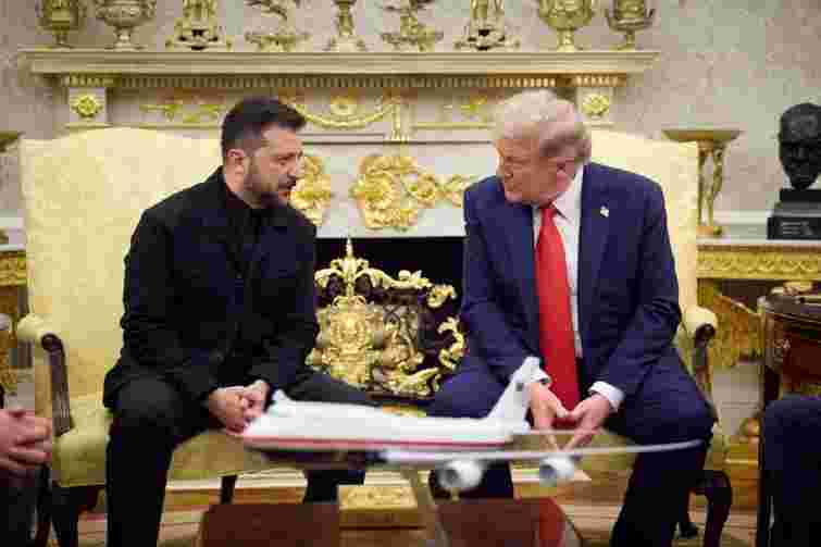 Зеленський у Вашингтоні передав Трампу подарунок від українського сержанта 