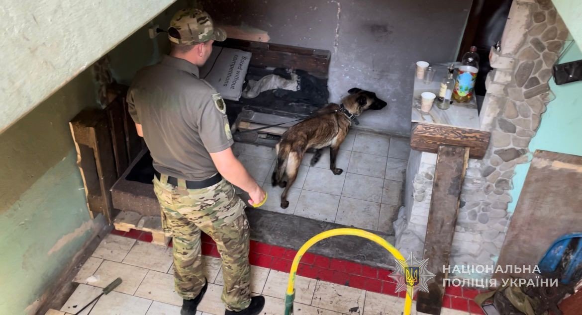 За місцями проживання та в автомобілях підозрюваних провели обшуки (фото поліції)