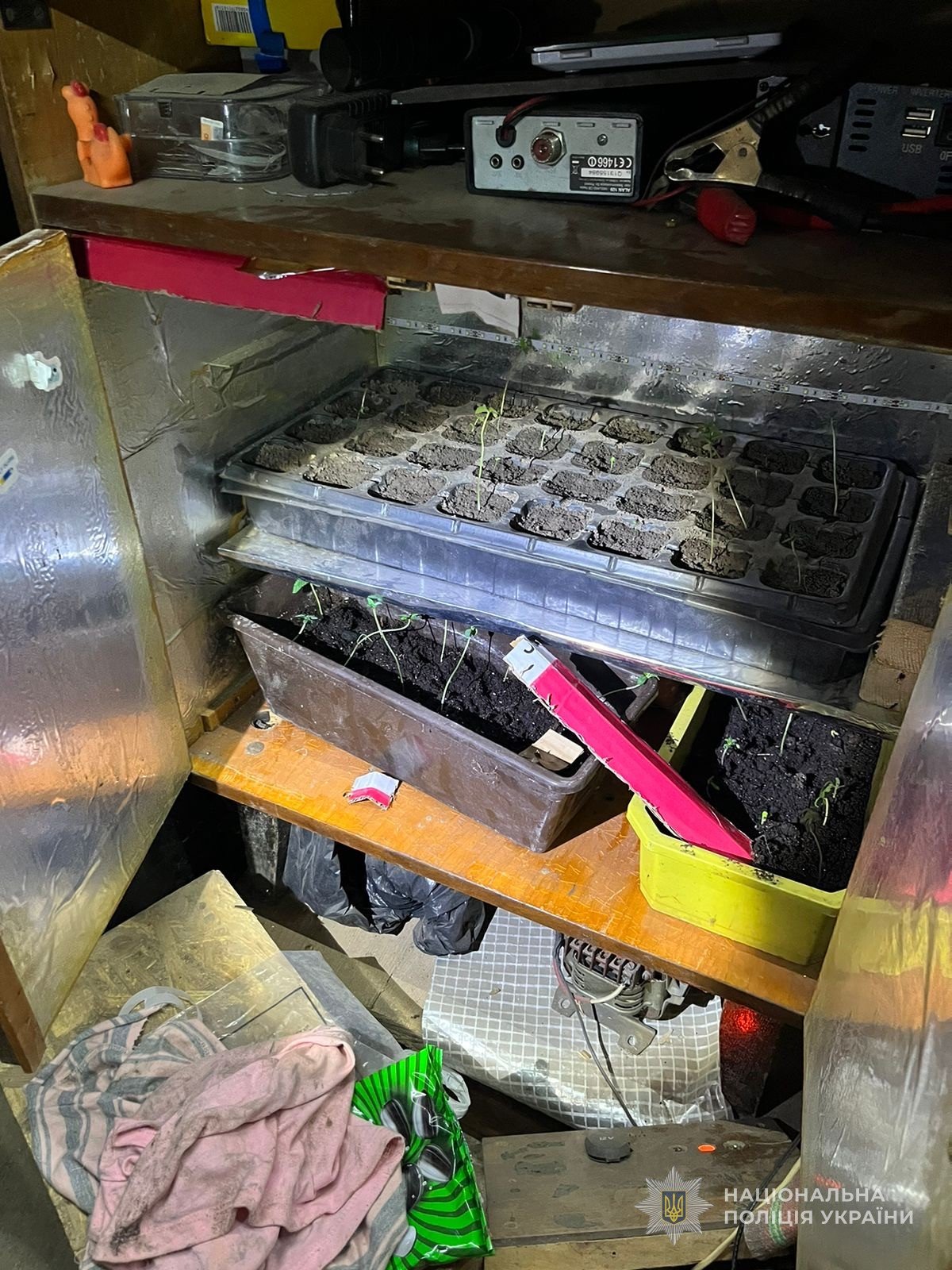 За місцями проживання та в автомобілях підозрюваних провели обшуки (фото поліції)