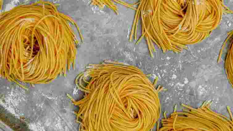 Ви це точно не пробували: навіщо смажити сухі макарони перед приготуванням 