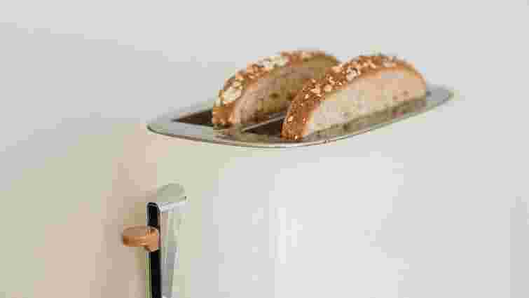 Лише кілька постих кроків: як правильно почистити тостер