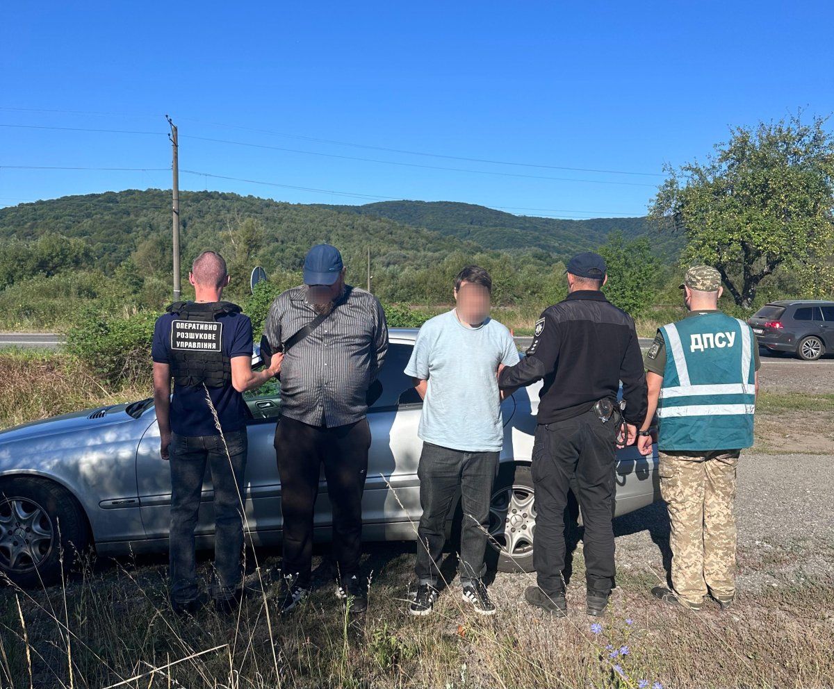 Священник УПЦ МП на Закарпатті намагався провезти через кордон захованого під рясами ухилянта