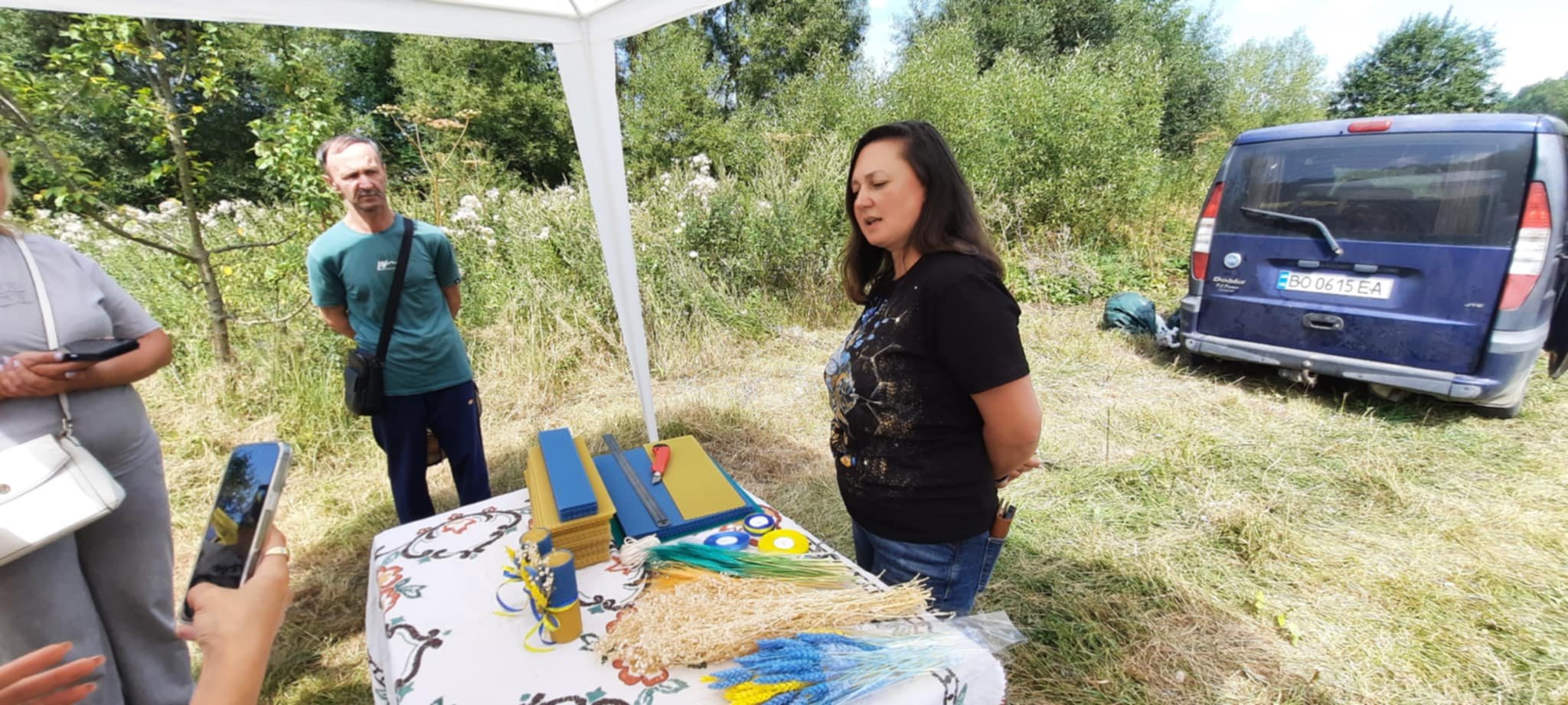 Бджолярка Наталія Потурай професійно виготовляє воскові свічки і вощину