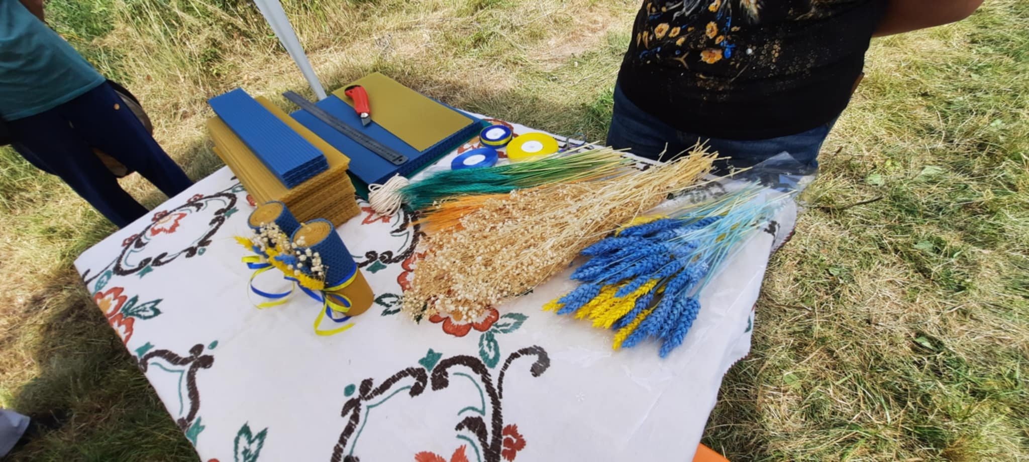 Бджолярка Наталія Потурай професійно виготовляє воскові свічки і вощину