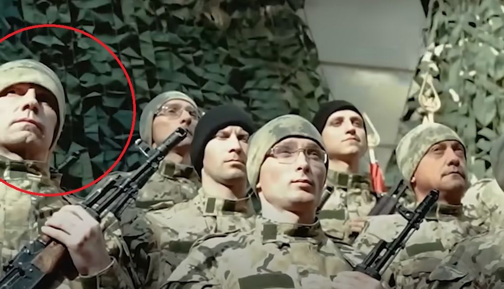 Михайло Бойко складає присягу окупантам під час вступу в терористичне формування «Каскад» 