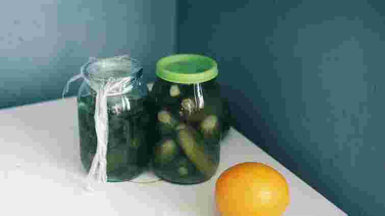 Не лякайтеся: чому консервовані огірки помутніли і як можна врятувати закрутки
