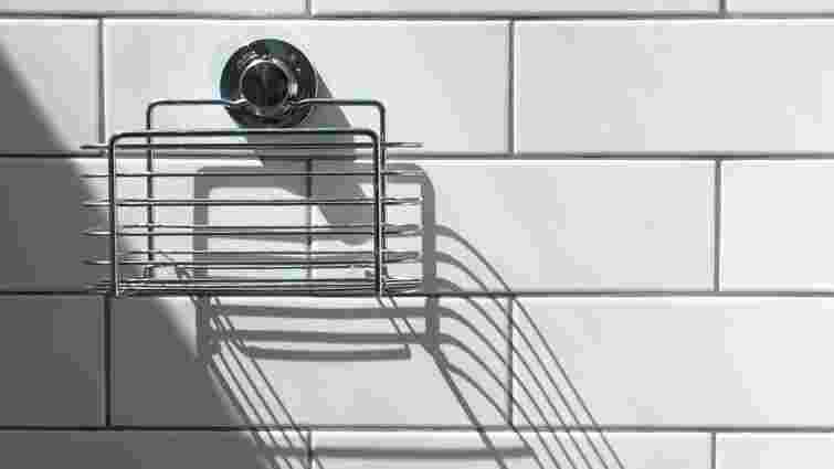 Лайфхак, який обовʼязково варто спробувати: навіщо натирати шви у ванній свічкою