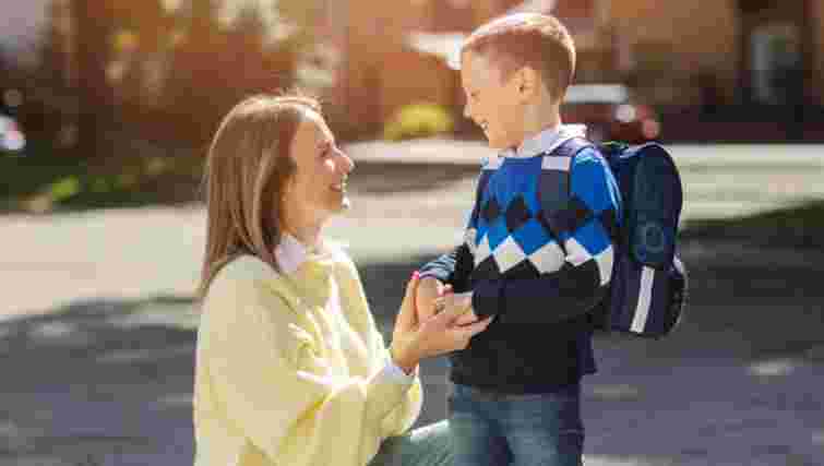 Щоб спина школяра була здоровою: лікар розповів, як правильно обирати рюкзак