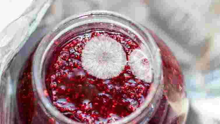 Викинути чи ризикнути: чи можна їсти варення, якщо на ньому є цвіль