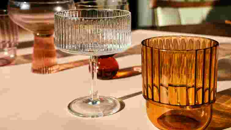 Миючий засіб не допоможе: як очистити скляний посуд і повернути йому початковий блиск