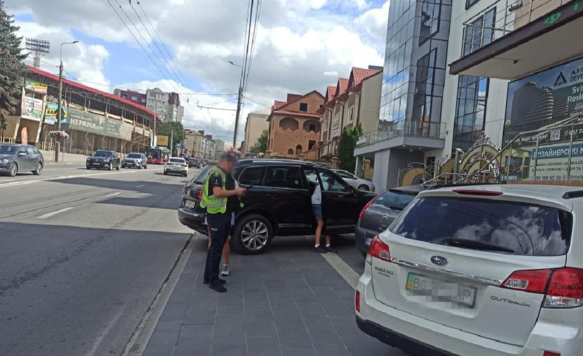 Чорний автомобіль перегородив тротуар для проходу