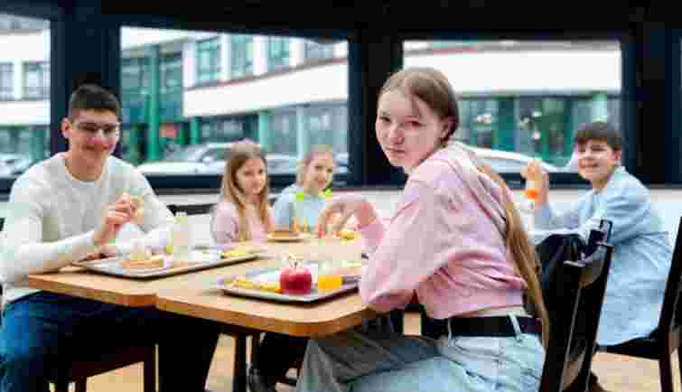 Прем’єр-міністерка пообіцяла зробити безкоштовним харчування у школах для усіх дітей