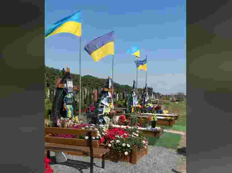 На Рівненщині вандали зривали прапори з могил військових