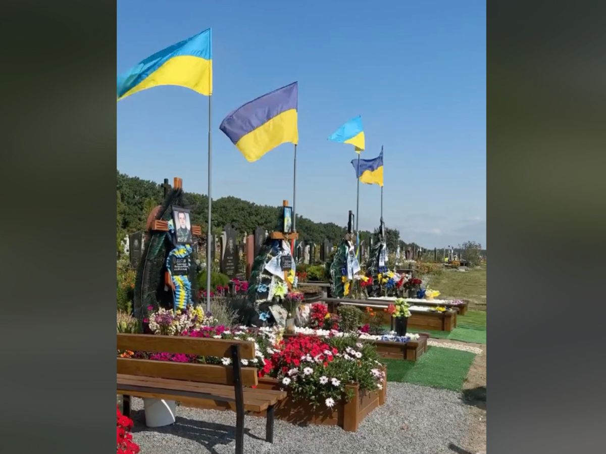 На Рівненщині вандали зривали прапори з могил військових