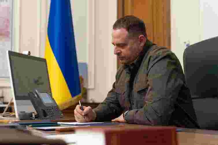 В Офісі президента збільшать кількість працівників-військових
