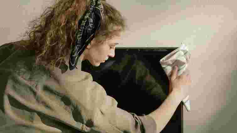 Ніколи це не використовуйте: чим заборонено протирати екран комп'ютера та телевізора 
