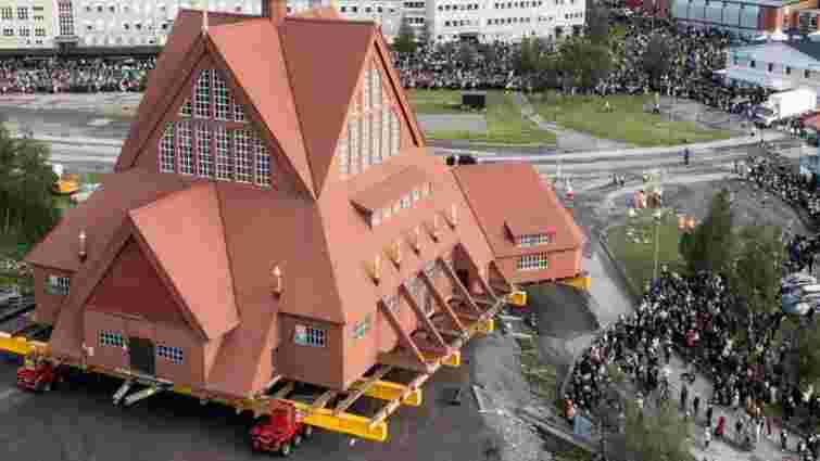 У шведському місті Кіруна 672-тонну церкву перевезли на нове місце