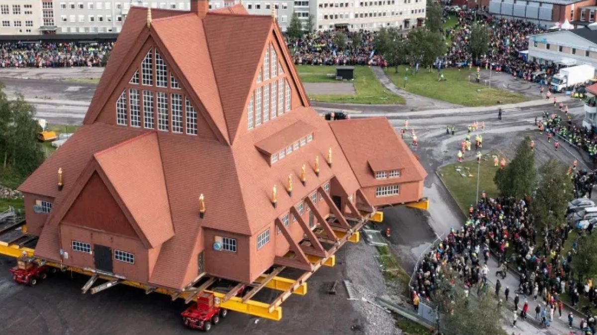У шведському місті Кіруна 672-тонну церкву перевезли на нове місце