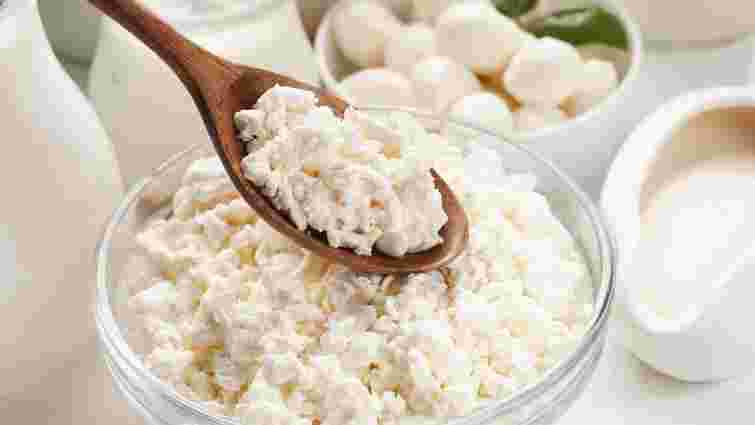 Кисломолочний сир став рожевим: у чому причина і чи безпечно його їсти