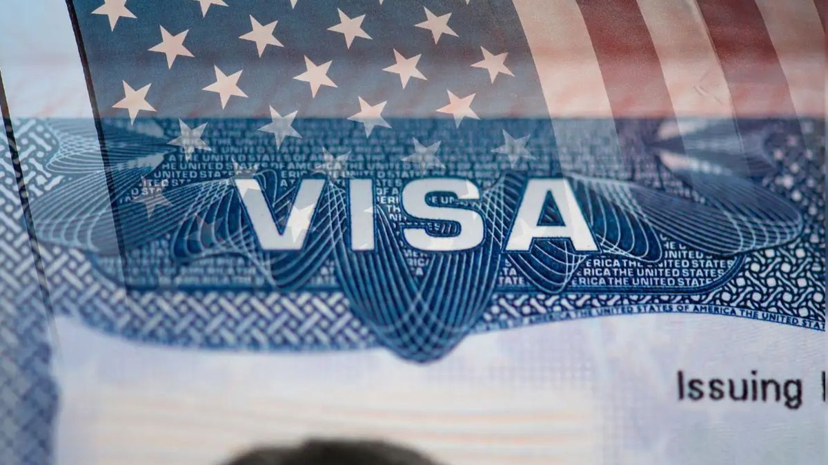 США перевірять всі 55 млн віз та припинять їхню видачу іноземним далекобійникам