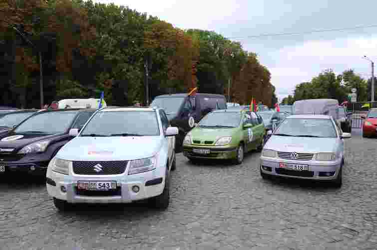 Волонтери привезли до Львова понад 80 автомобілів для військових