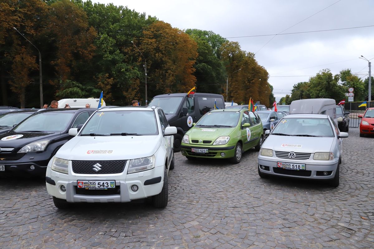 Волонтери привезли до Львова понад 80 автомобілів для військових