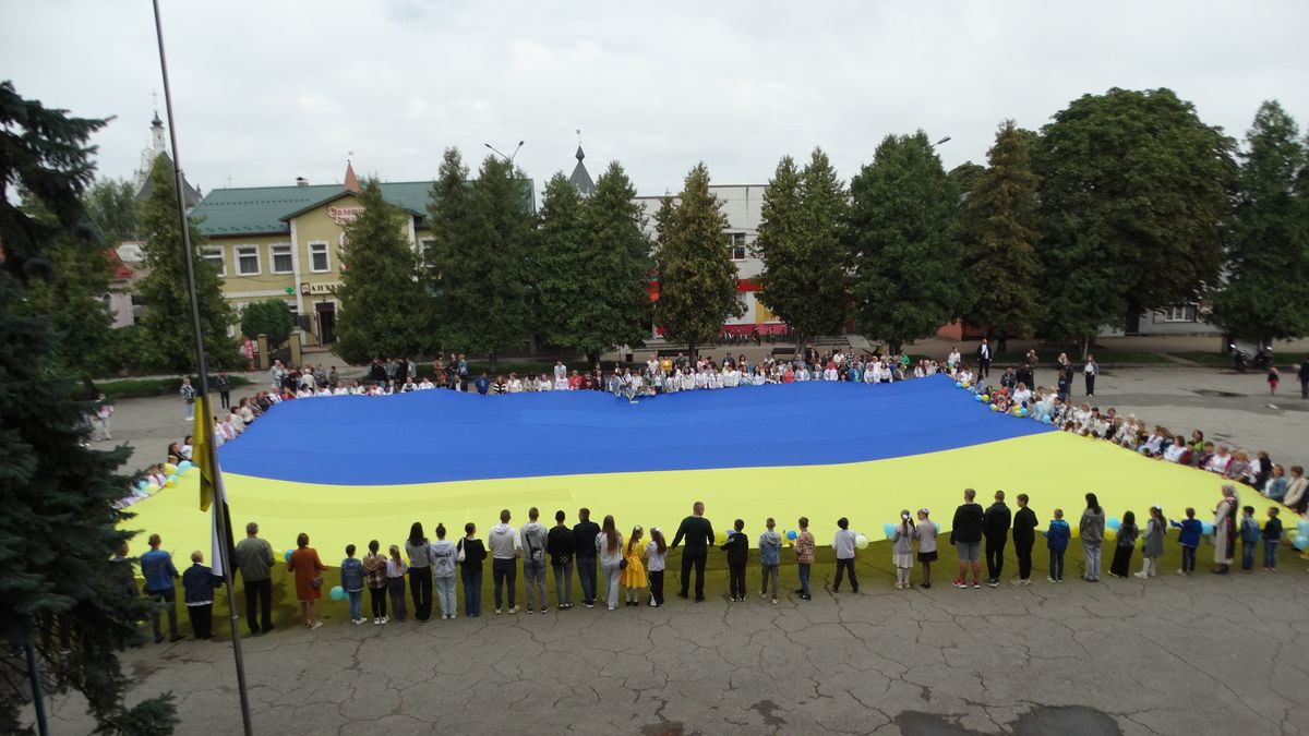 На Хмельниччині під час святкування Дня прапора на жінку впав цивільний дрон