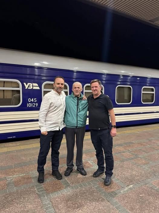 Військовий зі Стрия Іван Батіг (у центрі на фото) повернувся з російського полону (фото ЛОВА)