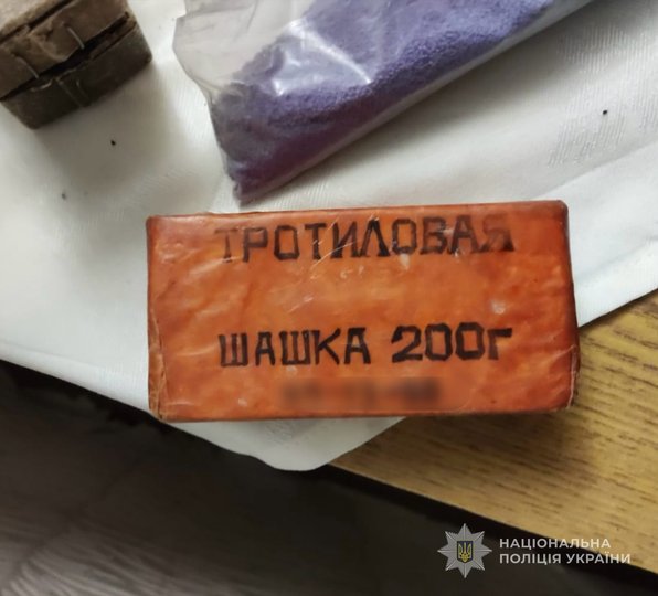 Вдома підозрюваний зберігав зброю та набої (фото поліції)