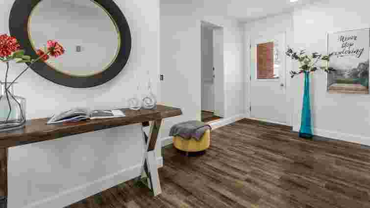 Вініл чи ламінат: яка підлога насправді витримає випробування часом
