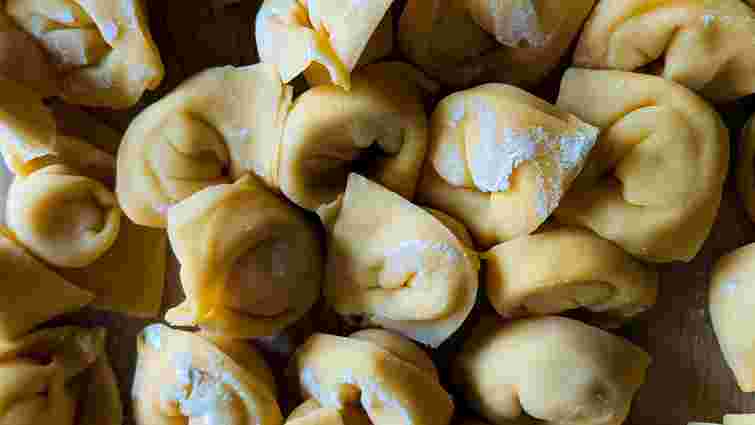 Не злипатимуться і зберігатимуться максимально довго: як правильно заморозити пельмені 