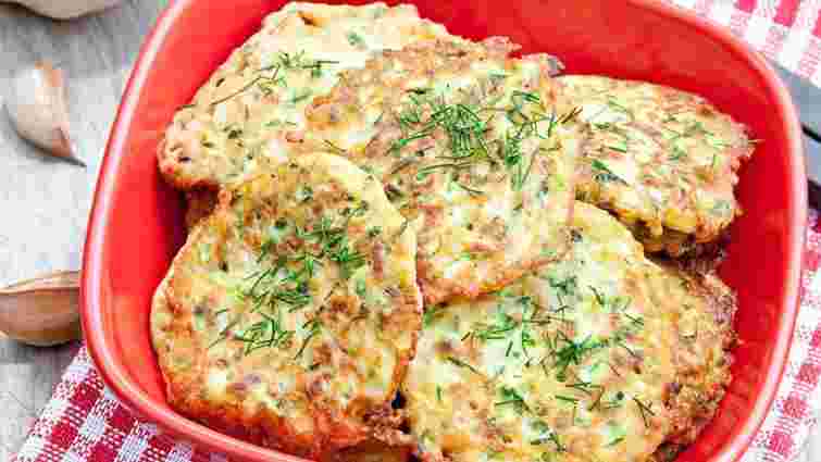 Будуть хрусткими: як приготувати кабачкові оладки, щоб вони не перетворились в кашу 