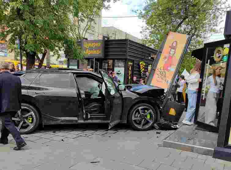 На Сихові трапилась потрійна ДТП з маршруткою, є постраждалі