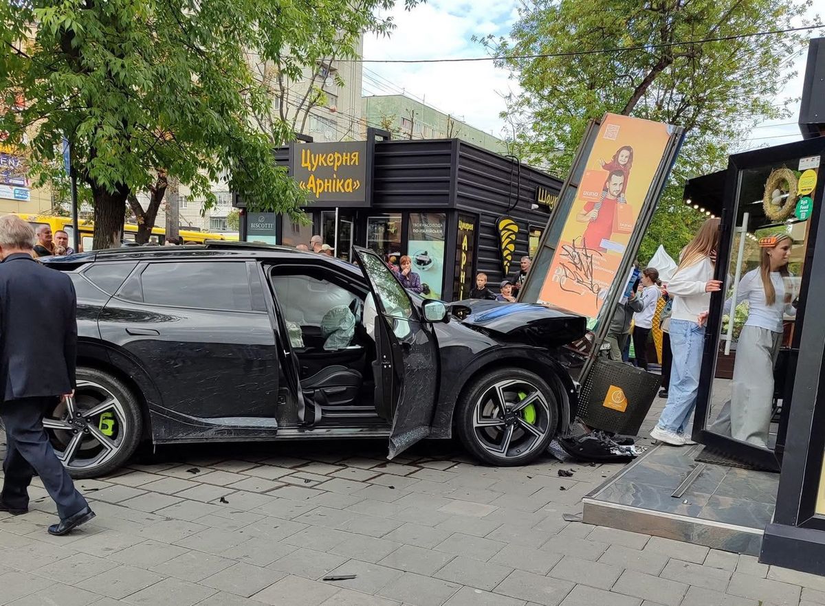 На Сихові трапилась потрійна ДТП з маршруткою, є постраждалі
