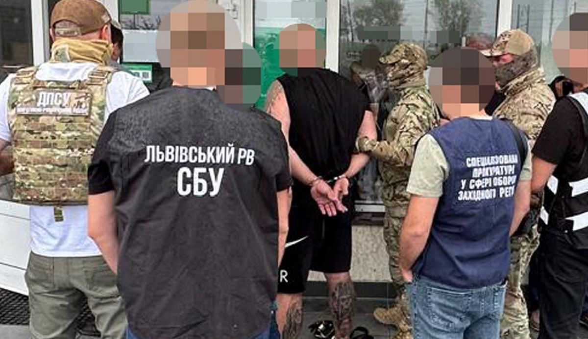 СБУ затримала у Львові 36-річного переправника під час одержання 15 тис. доларів