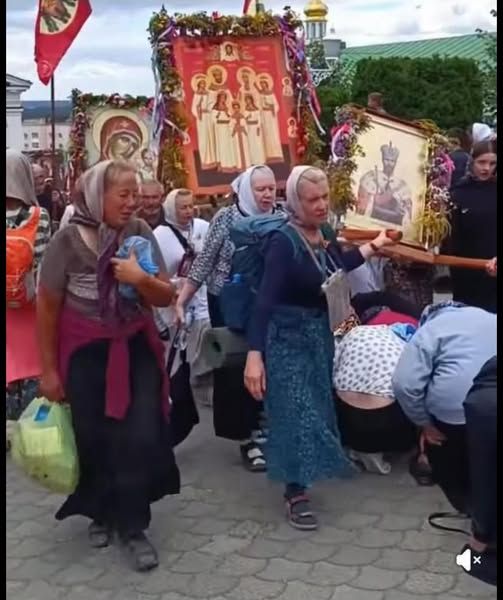 Паломники стають на коліна перед іконою російського царя Миколи ІІ