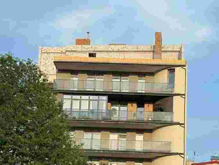 На львівській шестиповерхівці самовільно надбудували ще один поверх