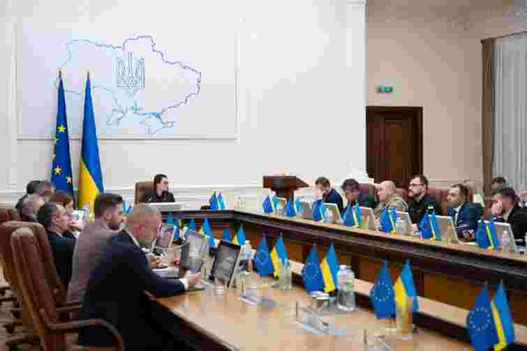 Кабінет міністрів дозволив виїзд за кордон чоловікам від 18 до 22 років