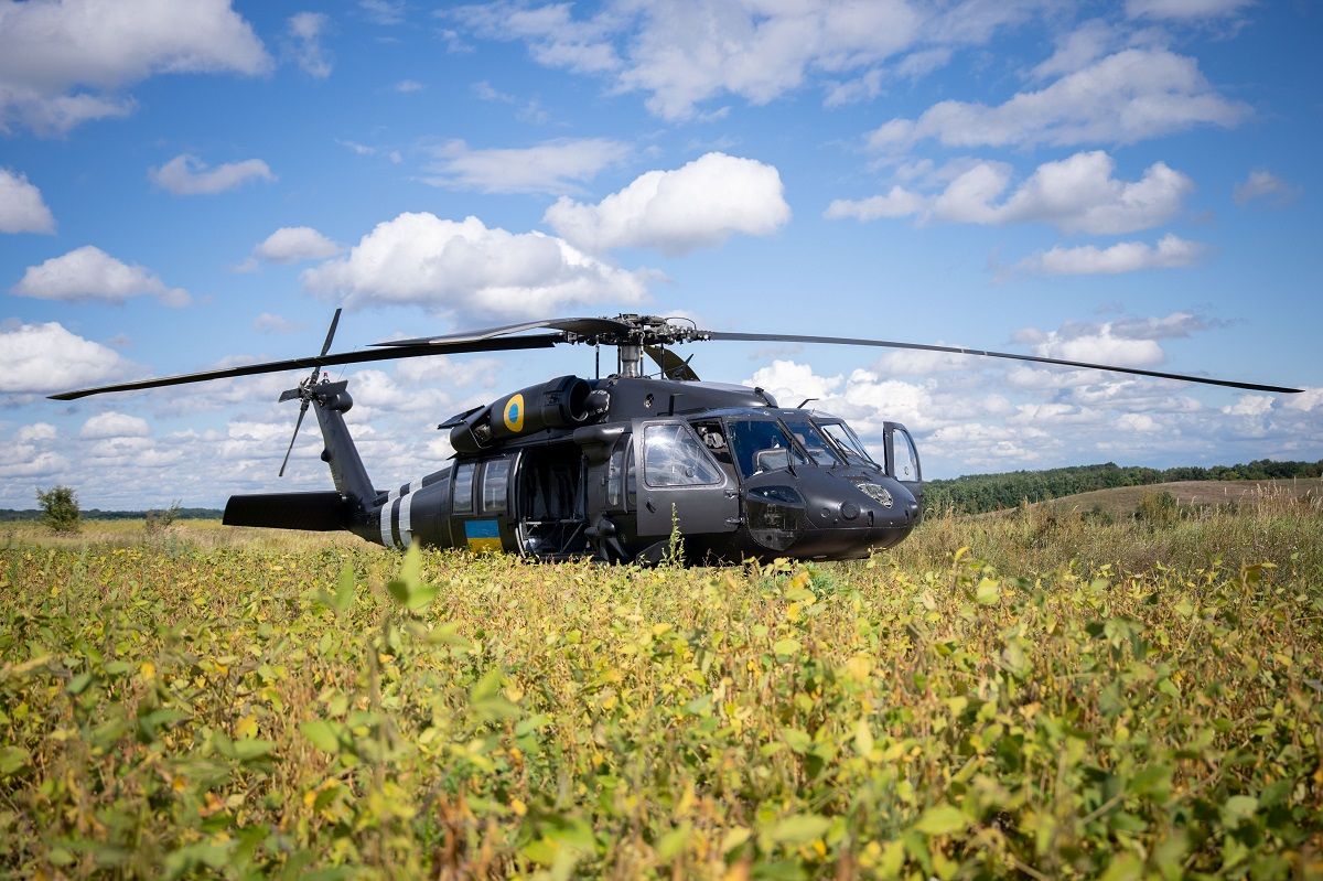 Чеські волонтери передали Україні гелікоптер Black Hawk