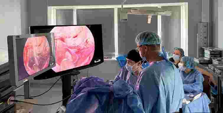 Нейрохірурги Львова успішно прооперували 47-річну пацієнтку з невралгією трійчастого нерва