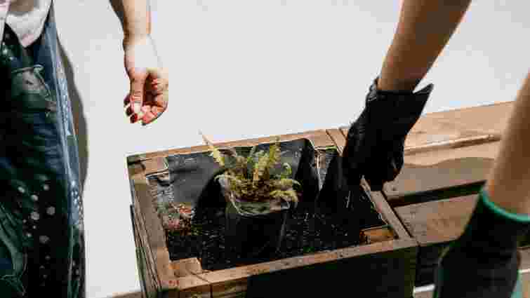 У Запоріжжі відкрили екопростір з меблями, виготовленими з пластикових кришечок