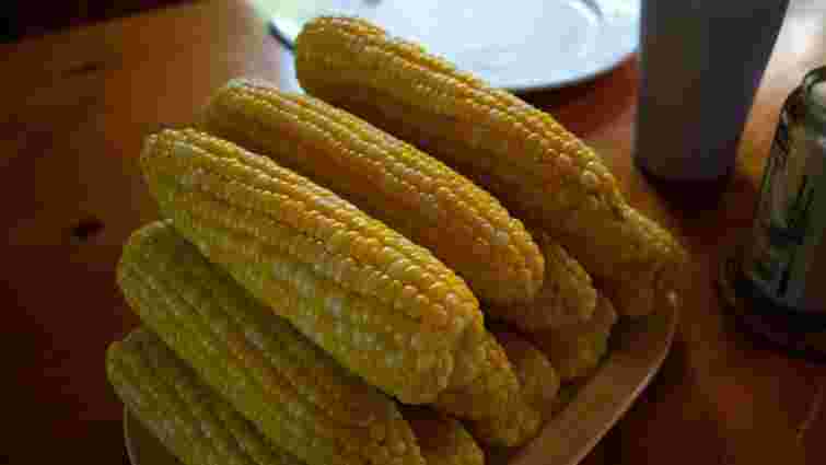 Один інгредієнт змінить все: що додати під час варіння, щоб кукурудза була м'якою