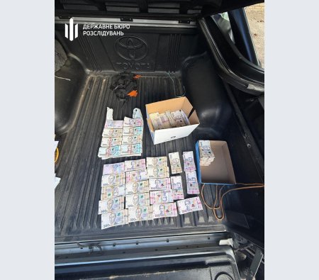 Під час обшуків в автомобілі підозрюваного знайшли всю суму хабаря (фото ДБР)