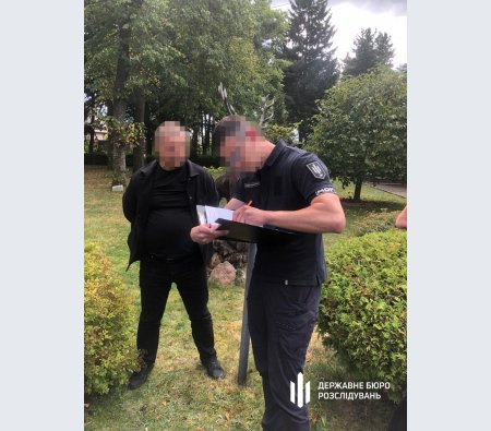 Під час обшуків в автомобілі підозрюваного знайшли всю суму хабаря (фото ДБР)